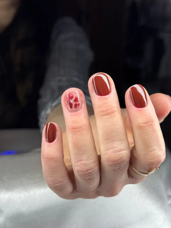 Burgundy nail art with marble accent design — gelnagels Utrecht